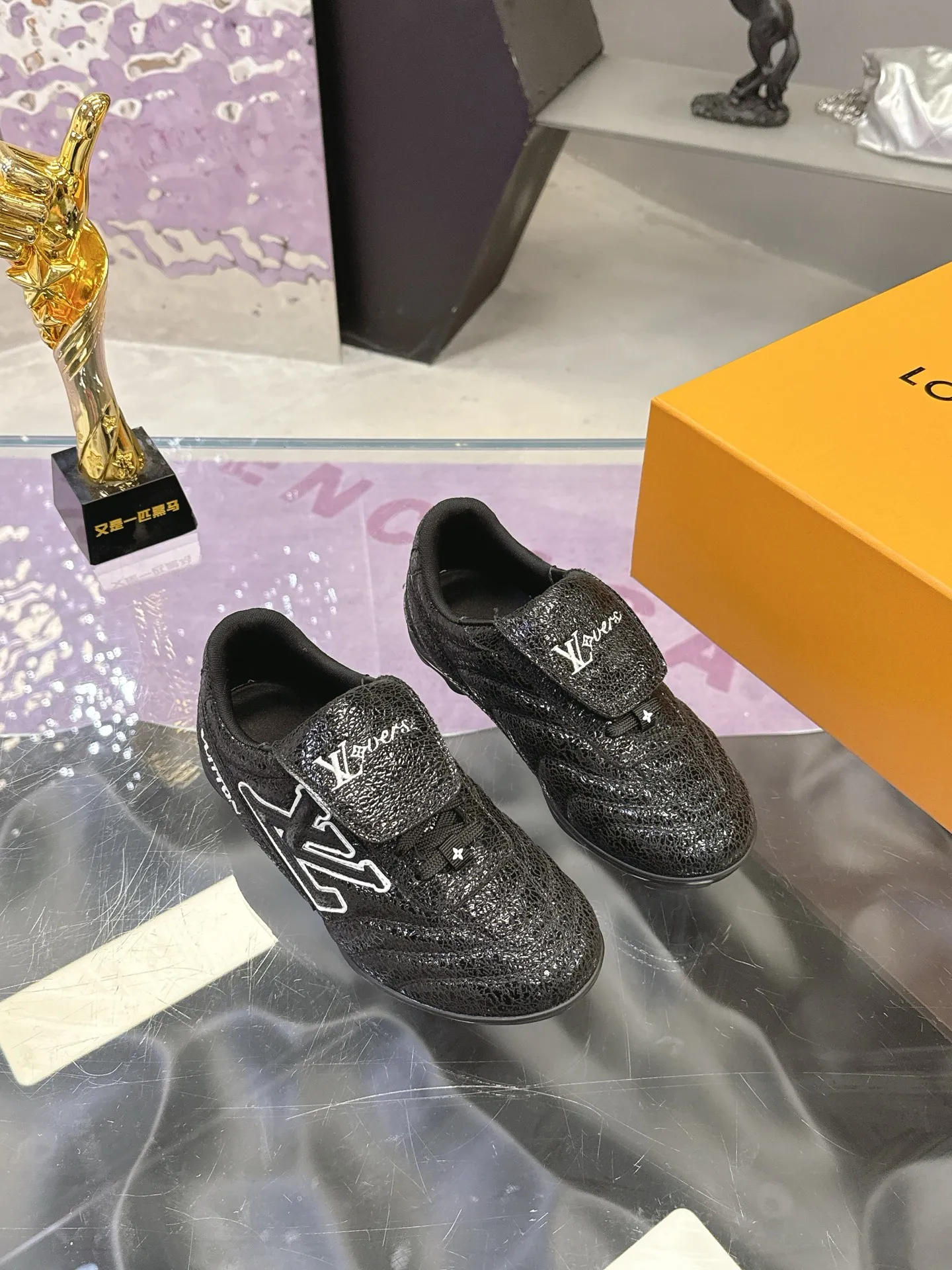 Men's shoes: 720💰 LV Louis Vuitton's latest Foot men's shoes💰print series Couple's football sneakers Original purchase, development and production This Foot men's shoes💰print Soccer sneakers are men's shoes💰pharrell Williams' first sneakers inspired by football shoes. The shoe is inspired by football that spans generations and cultures. The shoe is known for its sleek design, with the dynamic IV Initials logo on the side, the tongue embellished with the Lvers United badge inspired by the football team, and the sole pattern rubber sole decorated with multiple Louis Vuitton logos. Exquisite packaging at the delivery counter🛍📦 ▪️Material: Original imported top-layer cracked cowhide ▪️Inner: Original custom-made soft sheepskin lining ▪️Sole: original molded two-color T men's shoes 💰pU combination sole ▪️Sole thickness: 3.5CM ▪️Size: women's 35-41 / men's 39-45
